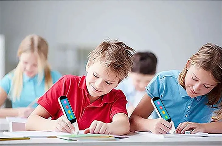 เด็กนักเรียนเด็กเครื่องเรียนรู้ทางอิเล็กทรอนิกส์